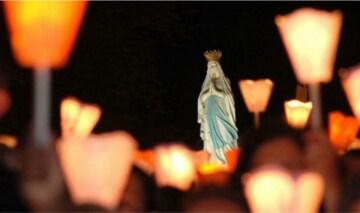 Processione Aux Flambeau e preghiera del Santo Rosario: Guida TV - TV Sorrisi e Canzoni