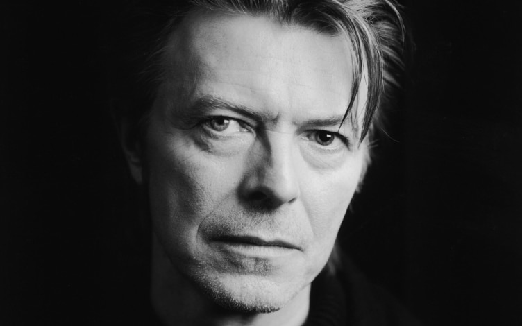 "L'uomo che cadde sulla Terra" - La rivoluzione di David Bowie - Speciale Tg4: Guida TV  - TV Sorrisi e Canzoni