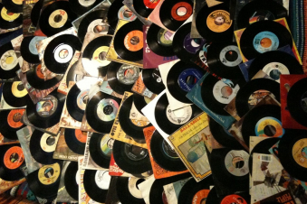 Vinylmania - Quando la vita corre a 33 giri: Guida TV  - TV Sorrisi e Canzoni