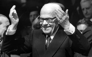 L'Italia in 4d - Anni '80: Un uomo solo al comando: Guida TV  - TV Sorrisi e Canzoni