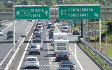 Strade. 90 anni di storia italiana: Guida TV  - TV Sorrisi e Canzoni