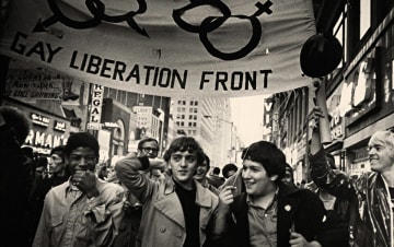 Gay Revolution - Il secolo arcobaleno: Guida TV  - TV Sorrisi e Canzoni