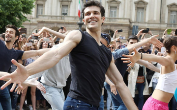 Roberto Bolle - Questa notte mi ha aperto gli occhi: Milano: Guida TV  - TV Sorrisi e Canzoni