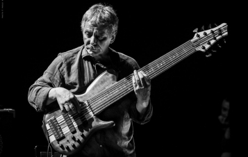 Strumenti musica colta: Giri di basso e altre storie: Guida TV  - TV Sorrisi e Canzoni