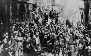 Questo secolo 1943 e dintorni - La fine dell'avventura: Guida TV  - TV Sorrisi e Canzoni