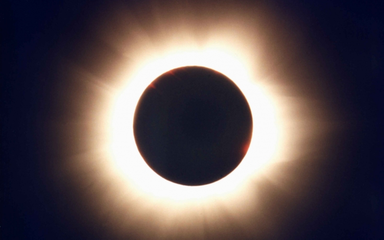 Eclissi solare sull'Isola di Pasqua: Guida TV  - TV Sorrisi e Canzoni