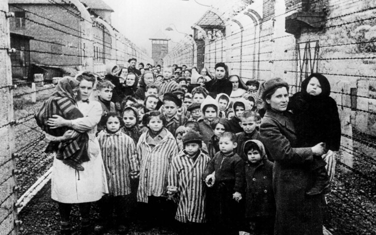Olocausto: la fabbrica del male: Guida TV  - TV Sorrisi e Canzoni