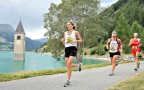 Corsa in montagna. Giro del Lago di Resia in notturna