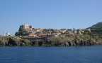 Di là dal fiume e tra gli alberi