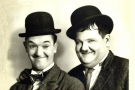 Stanlio e Ollio - Mettendo i pantaloni a Filippo